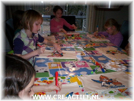 Kinderfeestje textielschilderen Merijn 8jr IJsselstein 26-1-2011 4219.jpg