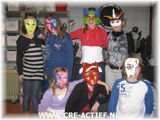 Maskers versieren Anne 10jr Oudewater 5-2-2011 0753.jpg