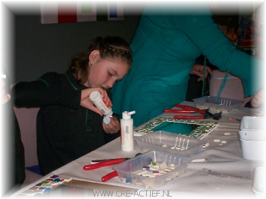 ASI100_2998 Mozaiekfeestje, Julia, 9 jaar in IJsselstein 6 mei 2009